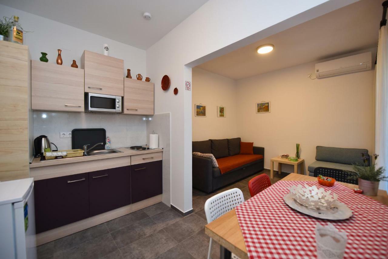 Apartments Enya Novalja Exteriör bild